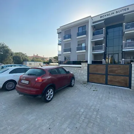 Denize yakın havuzlu bahçeli bir daire Çeşme