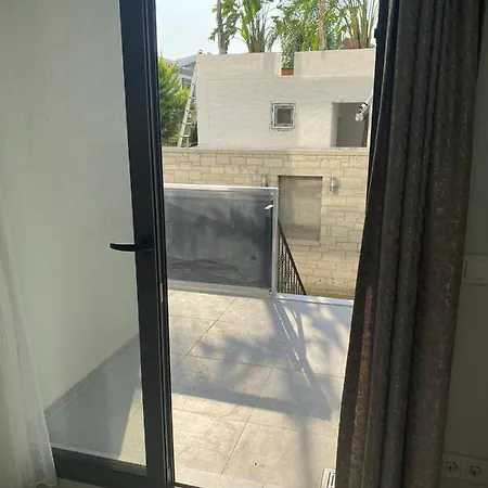 Denize yakın havuzlu bahçeli bir daire Çeşme