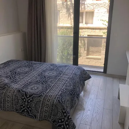 Denize yakın havuzlu bahçeli bir daire *