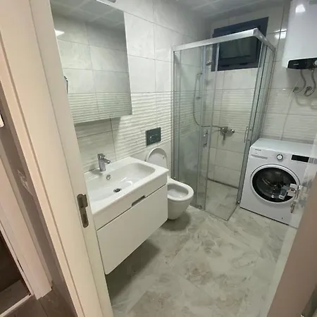 Denize yakın havuzlu bahçeli bir daire Çeşme
