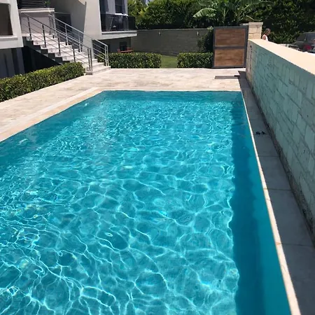 Denize Yakin Havuzlu Bahceli Bir Daire Apartment