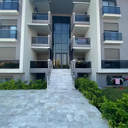 Denize Yakin Havuzlu Bahceli Bir Daire * Cesme